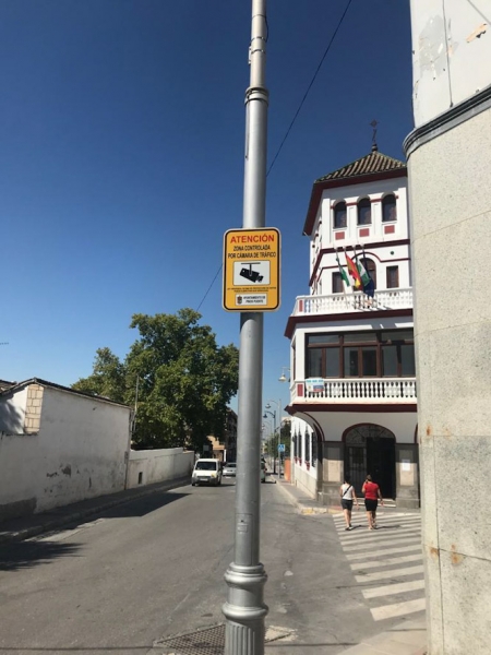 Una de las cámaras de seguridad vial (AYTO. PINOS PUENTE) Una de las cámaras de seguridad vial (AYTO. PINOS PUENTE)