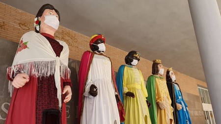 Cabezudos de Santa Fe con mascarilla (AYTO. SANTA FE) Cabezudos de Santa Fe con mascarilla (AYTO. SANTA FE)