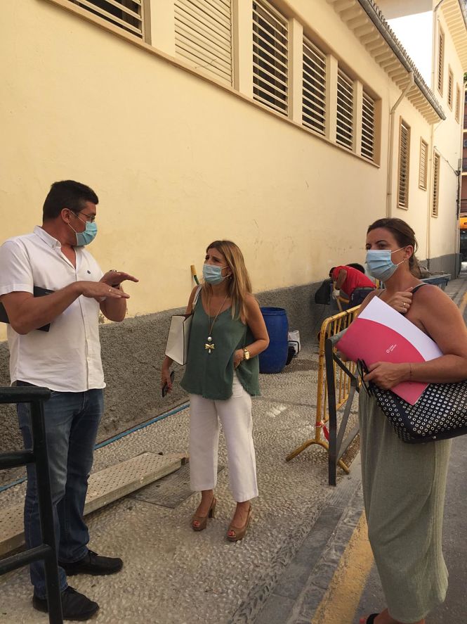 Imagen de la visita a uno de los colegios (AYTO. GRANADA) 