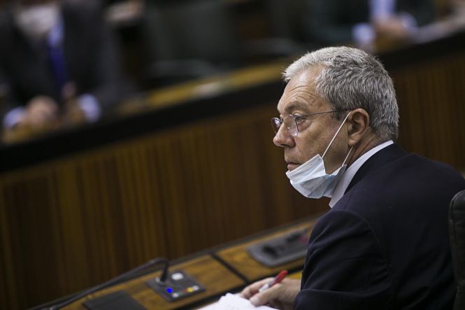 El consejero de Economía, Rogelio Velasco, durante la sesión de control al gobierno con preguntas al presidente en el Parlamento andaluz (MARÍA JOSÉ LÓPEZ - EUROPA PRESS)