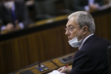 El consejero de Economía, Rogelio Velasco, durante la sesión de control al gobierno con preguntas al presidente en el Parlamento andaluz (MARÍA JOSÉ LÓPEZ - EUROPA PRESS)