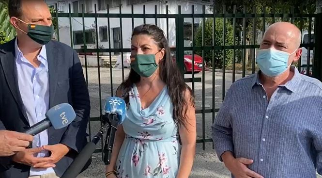 El parlamentario andaluz Francisco José Ocaña y la diputada Macarena Olona, de Vox, con el alcalde de Víznar, Joaquín Caballero (IU), a la derecha en la imagen (VOX) 