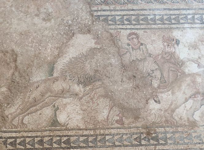Figura de un jinete descubierto en el mosaico de caza de Salar (PGI VILLA ROMANA DE SALAR)