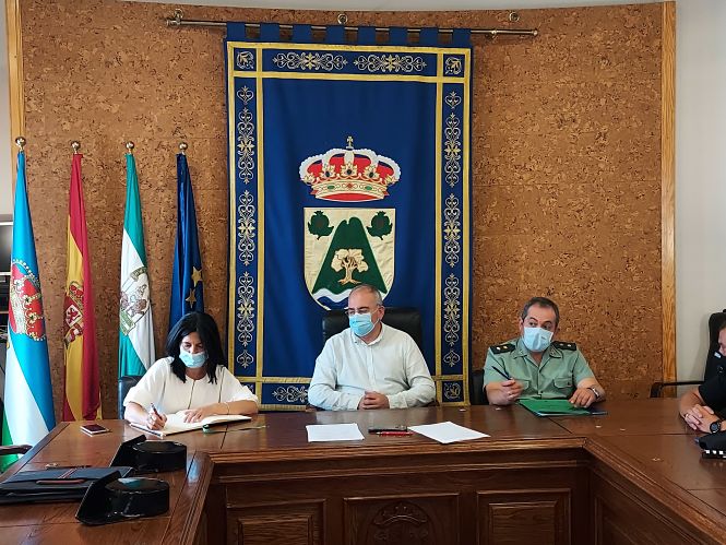 La subdelegada del gobierno, Inmaculada López Calahorro firma el convenio (AYTO. GÓJAR)