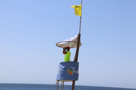 Un socorrista en el puesto de Socorro (AYTO. ALMUÑÉCAR) Un socorrista en el puesto de Socorro (AYTO. ALMUÑÉCAR)