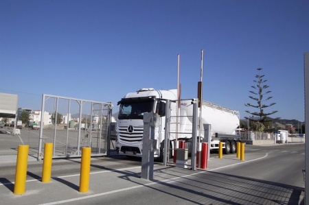 Camión acercándose a un acceso automatizado en el Puerto de Motril (Granada) (PUERTO DE MOTRIL) Camión acercándose a un acceso automatizado en el Puerto de Motril (Granada) (PUERTO DE MOTRIL)