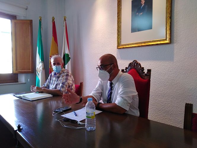 El Alcalde de Albolote, Salustiano Ureña y el concejal de Salud, Manuel Montalvo en rueda de prensa (ALBOLOTE INFORMACIÓN)