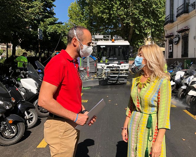 Presentación de la nueva máquina de barrido húmedo (AYTO. GRANADA)