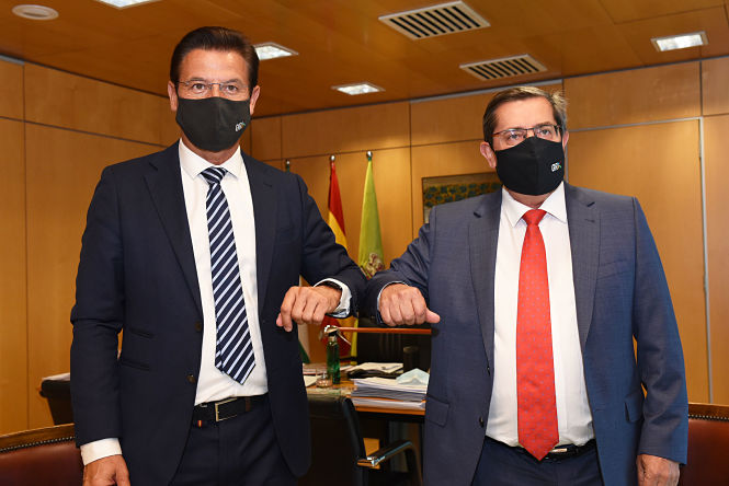 Imagen de la reunión entre José Entrena y Luis Salvador (R. MARTÍNEZ / DIPUTACIÓN)