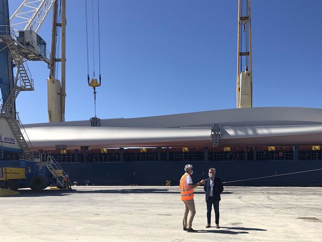 El presidente del puerto y el consignatario de las palas en el muelle de las Azucenas (PUERTO DE MOTRIL) 