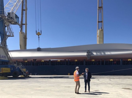 El presidente del puerto y el consignatario de las palas en el muelle de las Azucenas (PUERTO DE MOTRIL) 