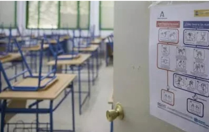 Cartel recordando las medidas de seguridad en la puerta de las aulas de un centro educativo (MARÍA JOSÉ LÓPEZ - EUROPA PRESS)