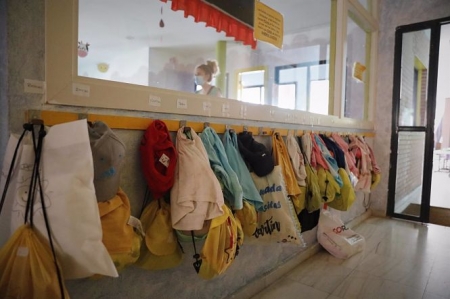 Chaquetas de los alumnos colgadas en la pared de una escuela infantil en una imagen de archivo (JESÚS HELLÍN - EUROPA PRESS) 