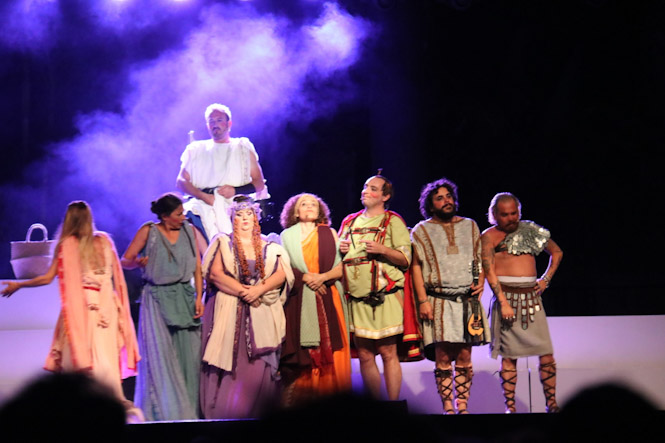 Actores tras la representación de la obra (AYTO. ALMUÑECAR) 