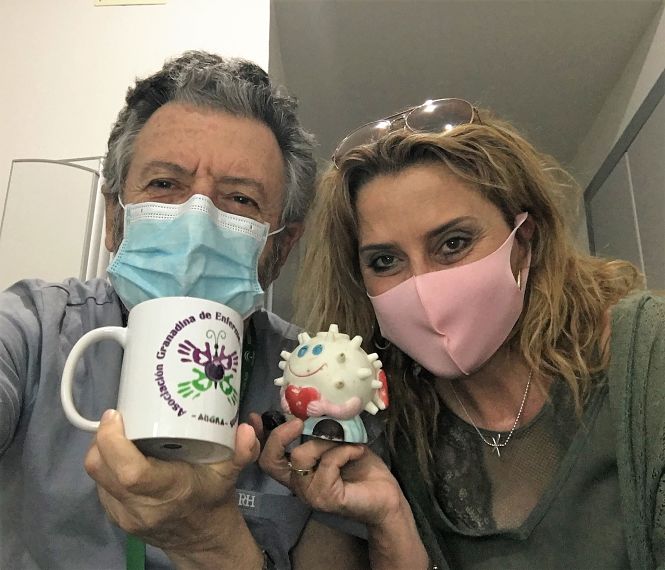 El doctor Norberto Ortego junto a una paciente de la consulta de enfermedades autoinmunes (HUSC)