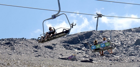 El Telesilla Veleta con veraneantes (CETURSA) 