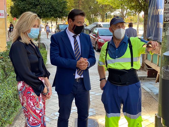 Imagen de la visita a uno de los barrios (AYTO. GRANADA) 