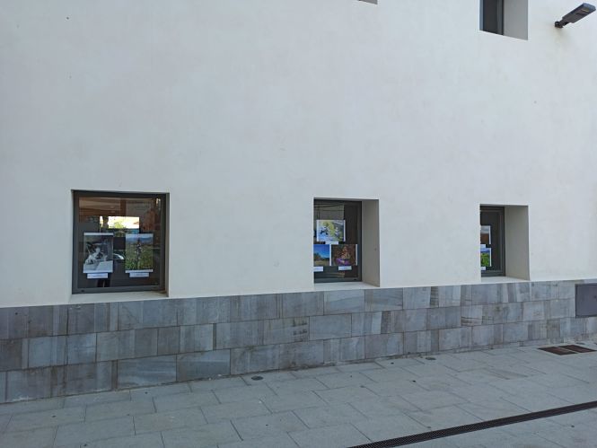 Fotografías expuestas en el exterior del Colegio El Calvario (AYTO. OTURA) 