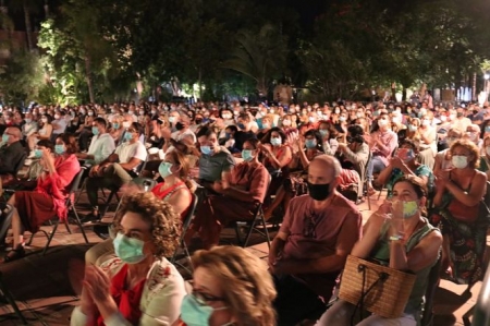 Público asistente al certament de teatro grecolatino (AYTO. ALMUÑÉCAR)