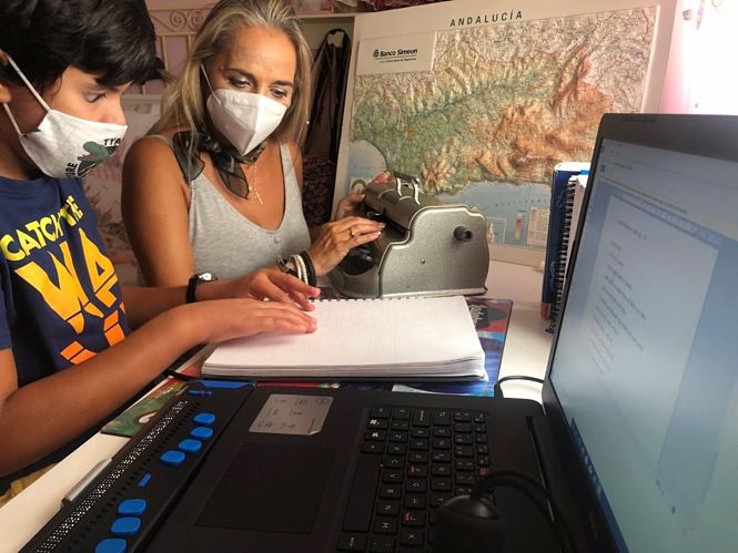 Imagen de un estudiante ciego (ONCE) 