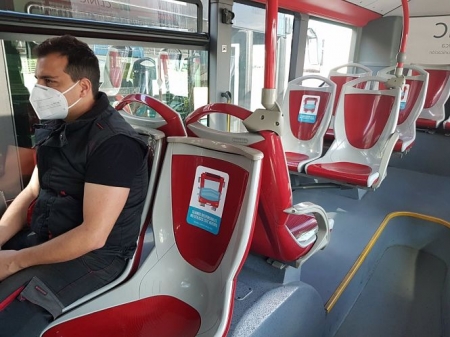 Un usuario con mascarilla en un autobús urbano de Granada (AYUNTAMIENTO DE GRANADA) 