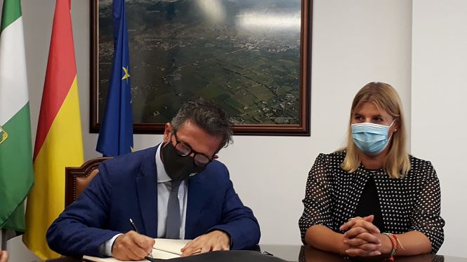 Firma del convenio en el Ayuntamiento de La Zubia (JUNTA)
