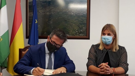 Firma del convenio en el Ayuntamiento de La Zubia (JUNTA)