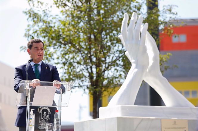 El presidente de la Junta, Juanma Moreno, dirige unas palabras al publico asistente en el acto de inauguración de la escultura-homenaje a los trabajadores de la sanidad en Andalucía (ÁLEX CÁMARA - EUROPA PRESS)
