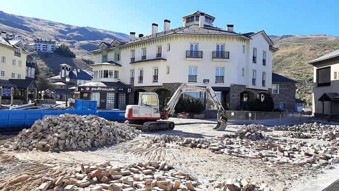 Obras de mejora en la plaza de Andalucia de Pradollano, centro neurálgico de la estación de esquí de Sierra Nevada (CETURSA SIERRA NEVADA) 