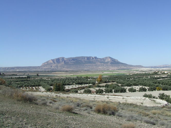 Vista del Cerro de Jabalcón (Zújar, Granada) de su vertiente este donde se localiza el abrigo de Los Machos (UGR)