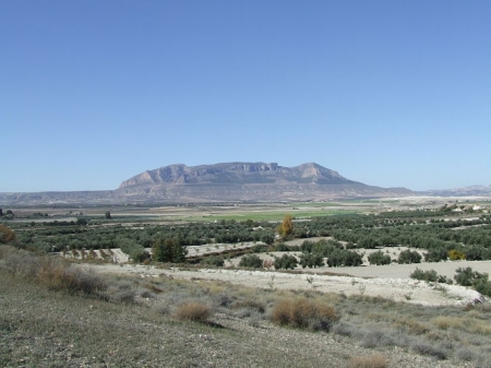 Vista del Cerro de Jabalcón (Zújar, Granada) de su vertiente este donde se localiza el abrigo de Los Machos (UGR)