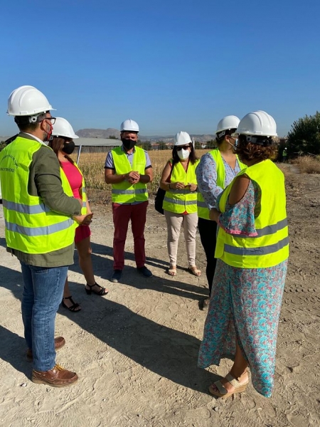 Visita del alcalde y la concejala de Educación a las obras que se están realizando en los terrenos del nuevo colegio de Ambroz (AYTO. VEGAS DEL GENIL) Visita del alcalde y la concejala de Educación a las obras que se están realizando en los terrenos del nuevo colegio de Ambroz (AYTO. VEGAS DEL GENIL)