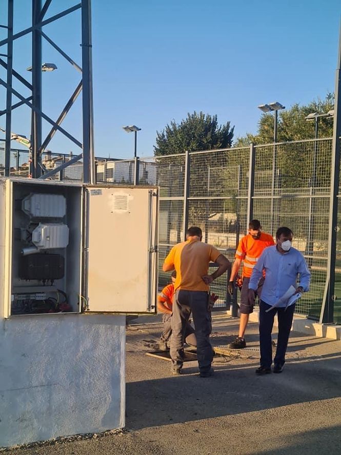 Operarios reponen el cableado (AYTO. OTURA)