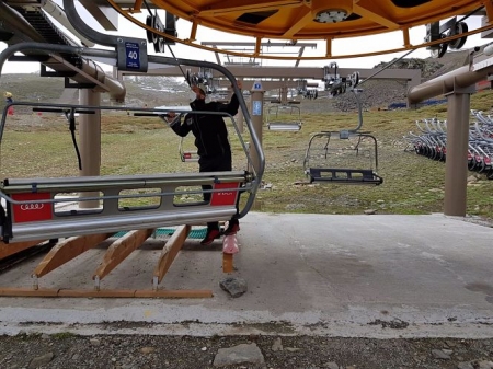 Trabajador de Cetursa en uno de los remontes, en imagen de archivo (CETURSA SIERRA NEVADA) 