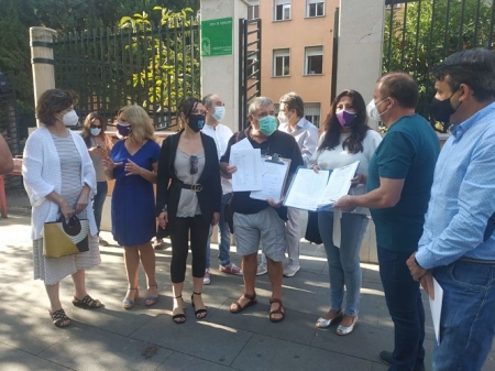 Miembros de Podemos-IU en la sede de la Delegación de la Salud (PODEMOS-IU)