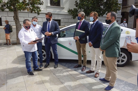 Presentación de la estación conjunta de taxis (JAVIER ALGARRA / AYUNTAMIENTO)