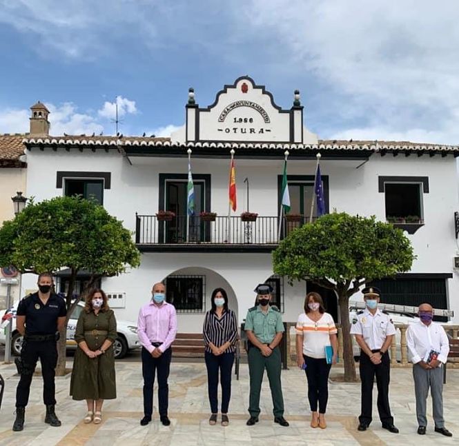 Foto de familia tras la Junta de Seguridad local (AYTO. OTURA) 