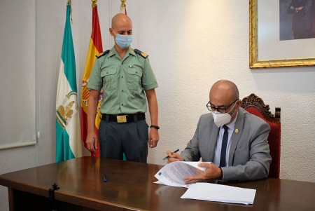 El Alcalde de Albolote, Salustiano Ureña firma la adhesión del municio al sistema Viogen (AYTO. ALBOLOTE)