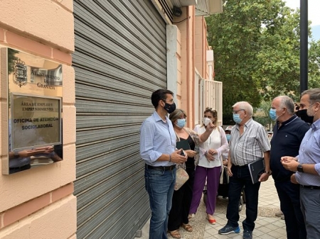 Visita de miembros del PSOE a la oficina de empleo de La CHana (PSOE)