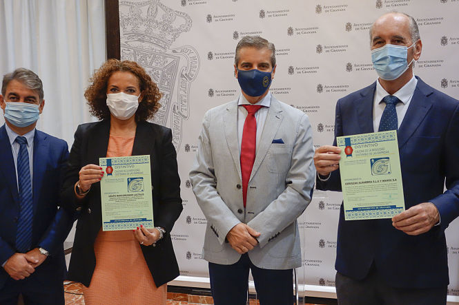 Entrega de los distintivos de movilidad (JAVIER ALGARRA / AYUNTAMIENTO)