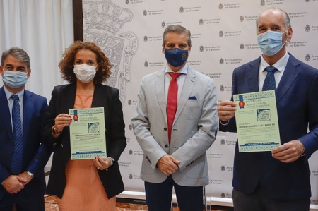 Entrega de los distintivos de movilidad (JAVIER ALGARRA / AYUNTAMIENTO)