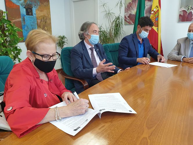 Imagen de la firma del convenio (JUNTA)