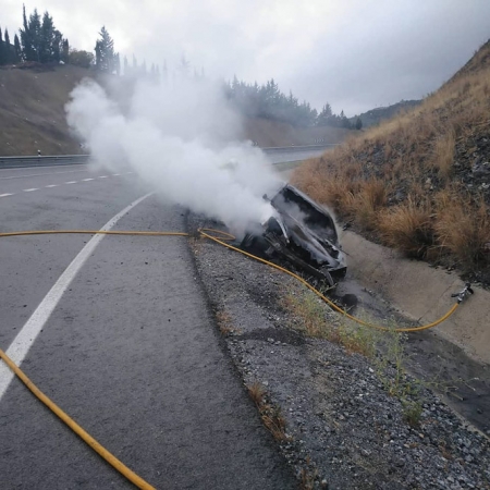 Imagen del coche incendiado (AYTO. ALMUÑECAR) 