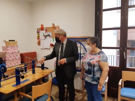 José Antonio Huertas ha visitado una de las organizaciones para enfermos de Alzheimer (AYTO. GRANADA) 