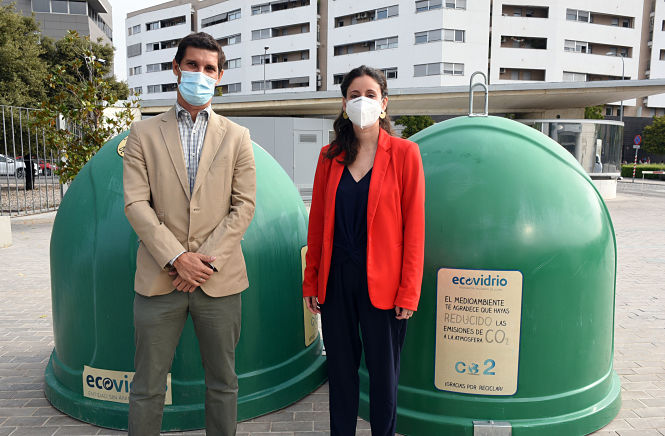 La Diputada de Medio AMbiente y el gerente de Ecovidrio han hecho balance de la recogida de vidrio (R. MARTÍNEZ / DIPUTACIÓN)