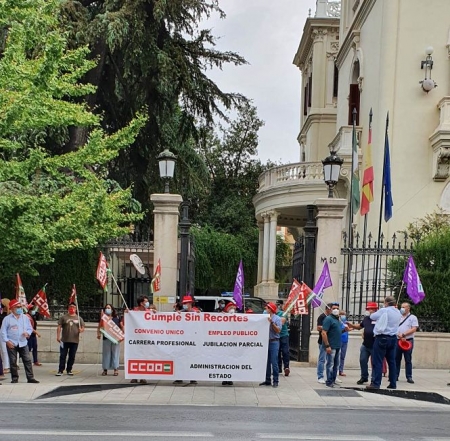 Concentración sindical en la sede de subdelegación (CCOO)