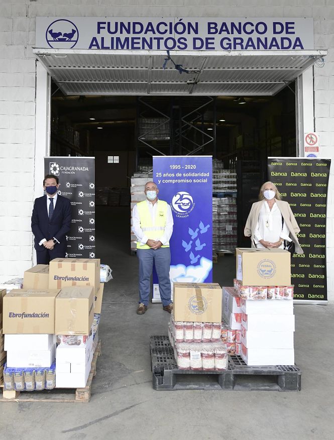 Imagen de la entrega de los alimentos (CAJAGRANADA FUNDACIÓN)