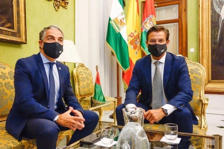 El consejero de la Presidencia, Administración Pública e Interior, Elías Bendodo, se reúne con el alcalde de Granada, Luis Salvador (AYUNTAMIENTO DE GRANADA) 