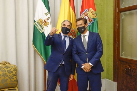 El alcalde de Granada, Luis Salvador (Cs), y el consejero de la Presidencia, Administración Pública e Interior de la Junta de Andalucía, Elías Bendodo, en el Ayuntamiento de Granada (AYUNTAMIENTO DE GRANADA)