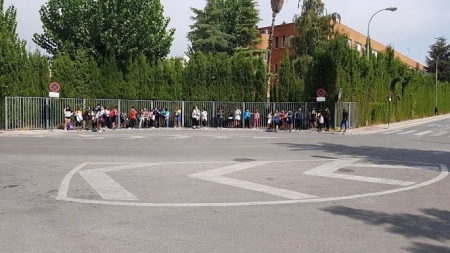 Niños de Ambroz esperando el bus escolar (AYUNTAMIENTO) 